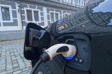 Electric vehicle charging station