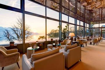Lobby lounge