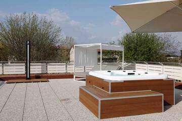 Outdoor spa tub