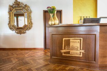 Check-in/check-out kiosk
