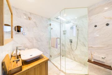 Bathroom shower