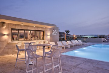 Poolside bar