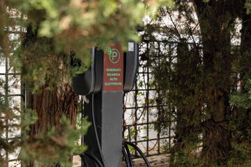Electric vehicle charging station