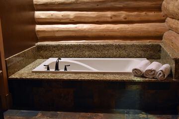 Deep soaking bathtub