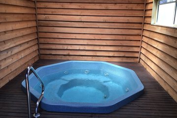 Indoor spa tub
