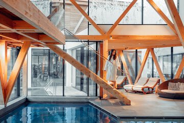 Indoor/outdoor pool