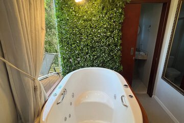 Private spa tub