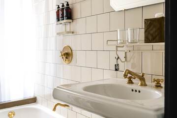 Bathroom sink