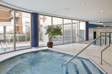 Indoor spa tub