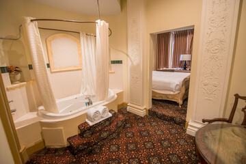 Deep soaking bathtub