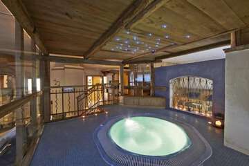 Indoor spa tub