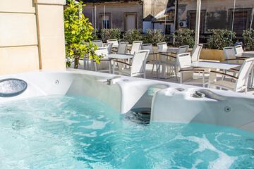 Outdoor spa tub