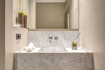 Bathroom sink