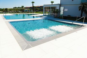 Infinity pool