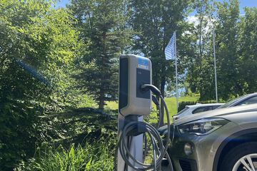 Electric vehicle charging station