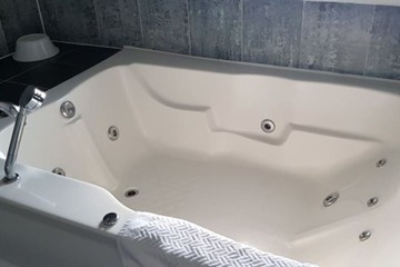Deep soaking bathtub