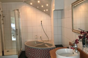 Deep soaking bathtub