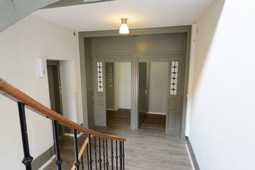 Handrails in stairways