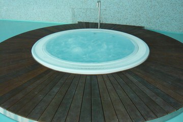 Indoor spa tub