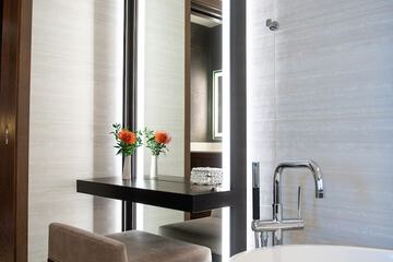 Deep soaking bathtub