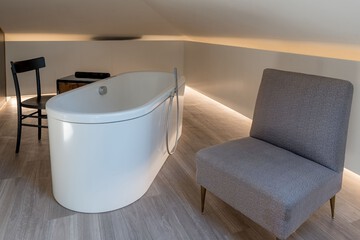 Deep soaking bathtub