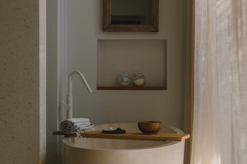 Deep soaking bathtub