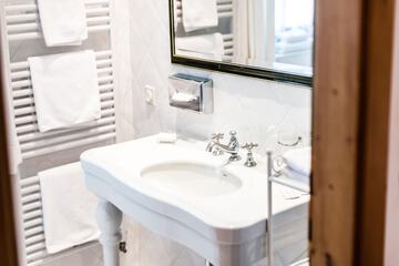 Bathroom sink