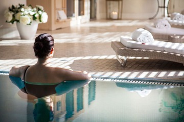 Indoor spa tub