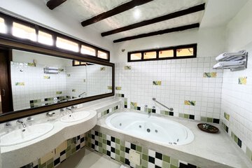 Deep soaking bathtub