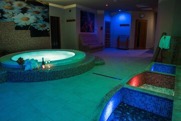 Indoor spa tub