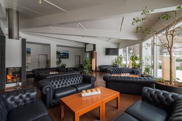 Lobby lounge