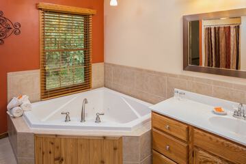 Jetted tub
