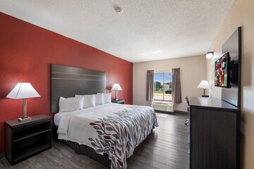 Red Roof Inn & Suites Austin East Manor