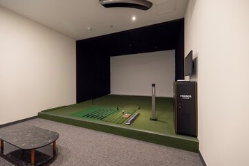 Indoor golf driving range