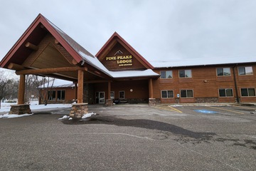 Pine Peaks Lodge & Suites