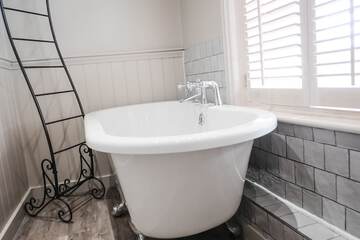 Deep soaking bathtub