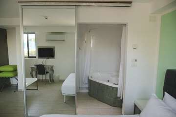 Jetted tub