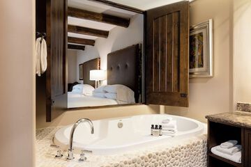 Deep soaking bathtub