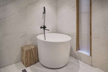 Deep soaking bathtub