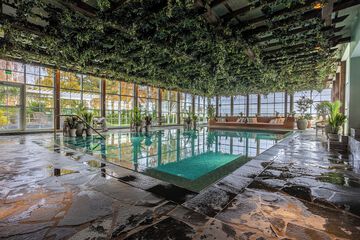 Indoor/outdoor pool