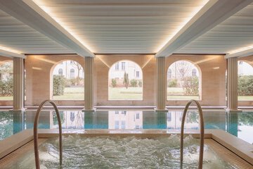 Indoor spa tub