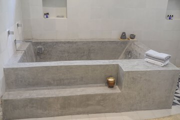 Deep soaking bathtub
