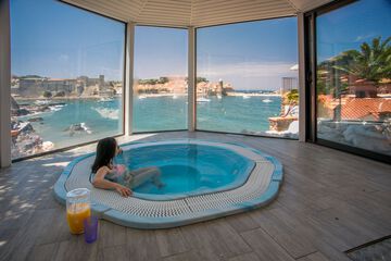 Indoor spa tub