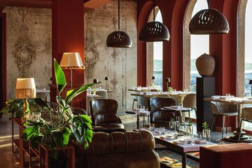 Lobby lounge