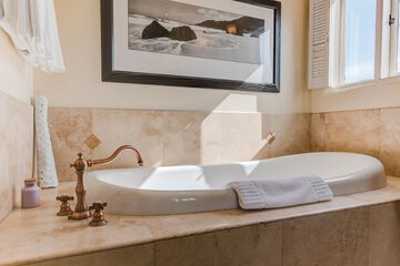 Deep soaking bathtub