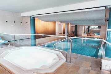 Indoor spa tub