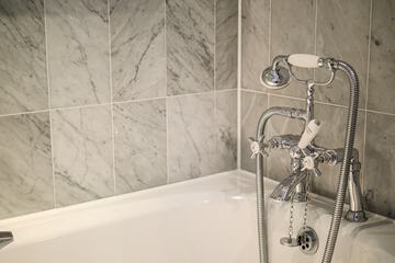 Deep soaking bathtub