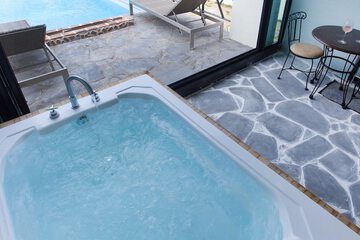 Private spa tub