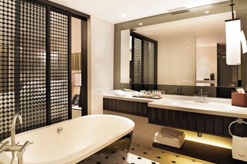 Deep soaking bathtub