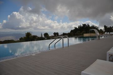 Infinity pool